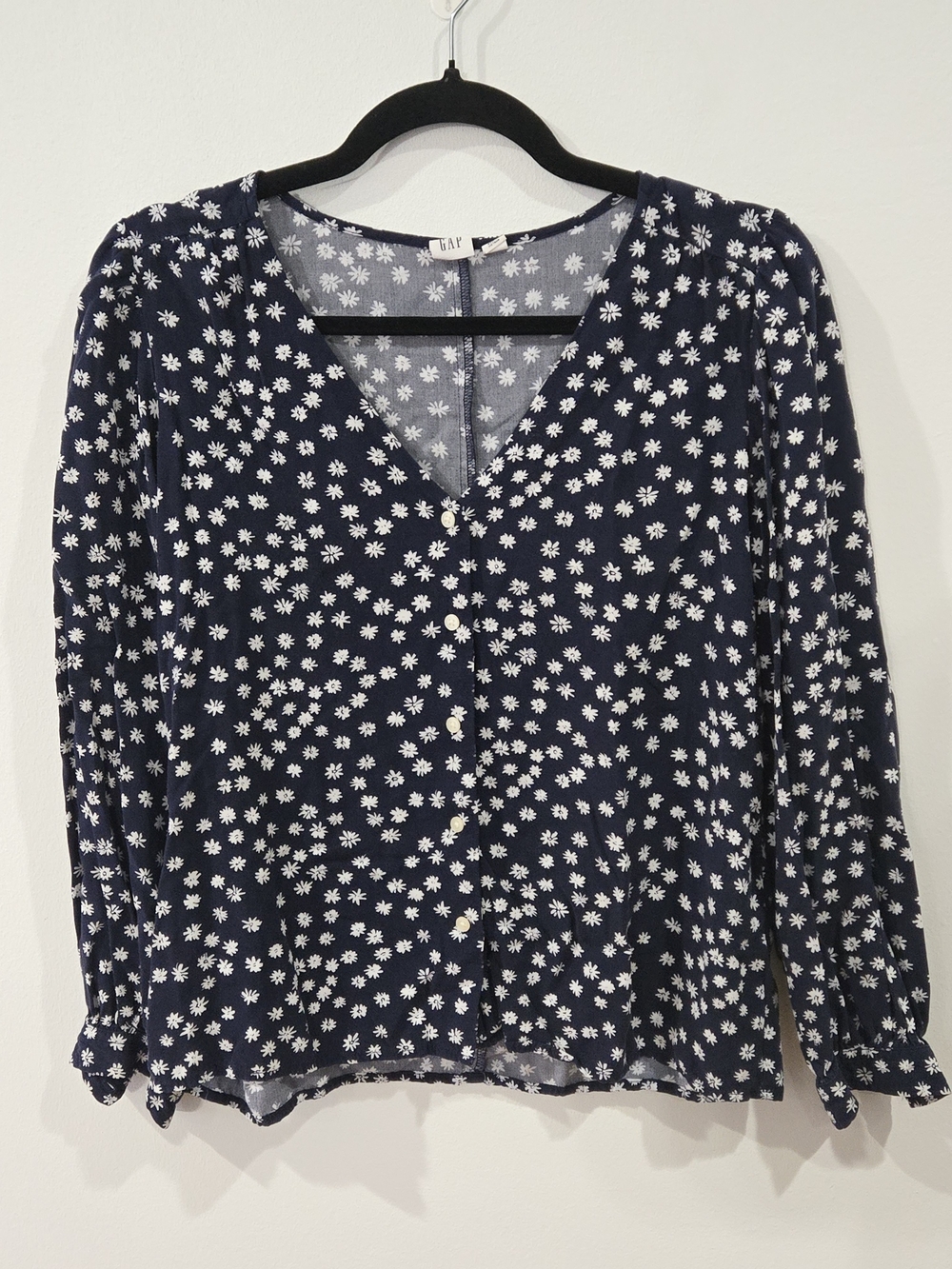 GAP Sz Xs Navy Floral Button-Front V-Neck Top